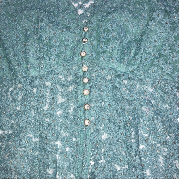 MPB Boutique blue lace top daisy pattern with dainty flowers buttons Size M - Picture 6 of 16